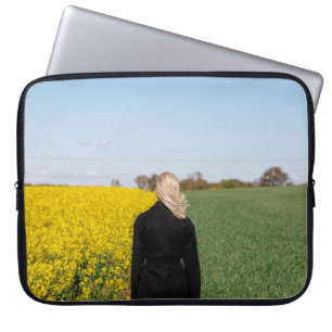 Frauen in schwarzem Mantel stehend auf grünem Gras Laptopschutzhülle