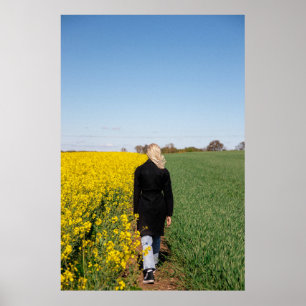 Frauen in schwarzem Mantel stehend auf grünem Gras Poster