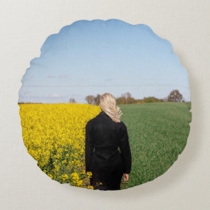 Frauen in schwarzem Mantel stehend auf grünem Gras Rundes Kissen