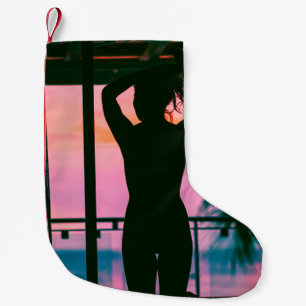 Frauen in schwarzem Panzeroberteil und Hosen auf B Kleiner Weihnachtsstrumpf