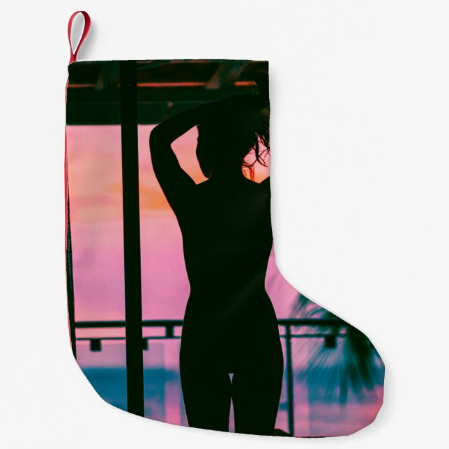 Frauen in schwarzem Panzeroberteil und Hosen auf B Kleiner Weihnachtsstrumpf (Vorderseite)