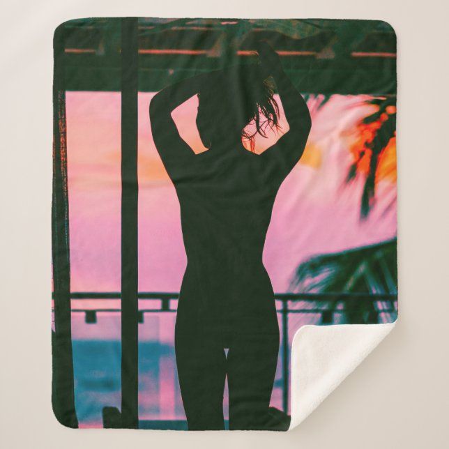 Frauen in schwarzem Panzeroberteil und Hosen auf B Sherpadecke (Vorderseite)