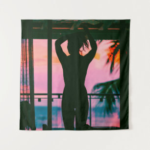 Frauen in schwarzem Panzeroberteil und Hosen auf B Wandteppich