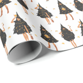 Frauen in schwarzem Weihnachtsbaum verkleidet, wei Geschenkpapier