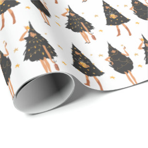 Frauen in schwarzem Weihnachtsbaum verkleidet, wei Geschenkpapier