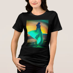 Frauen in Türkisblau an einem nächtlichen Strand Tri-Blend Shirt