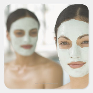 Frauen lächeln in Schönheitsmatte-Masken Quadratischer Aufkleber