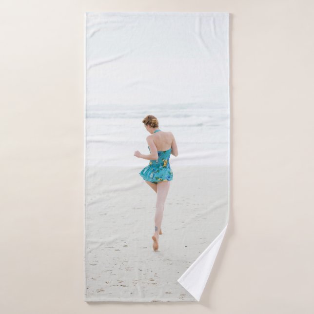 Frauen laufen am Strand Badehandtuch (Badehandtuch)
