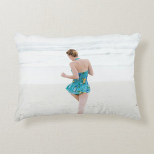 Frauen laufen am Strand Dekokissen
