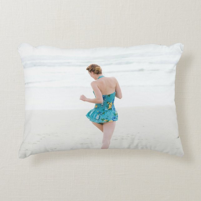Frauen laufen am Strand Dekokissen (Vorderseite)