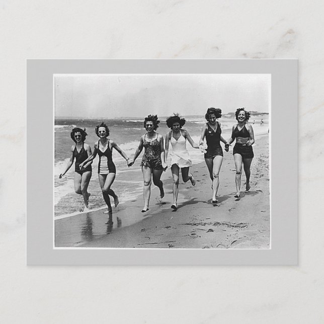 Frauen laufen am Strand in den 40er Jahren Postkarte (Vorderseite)