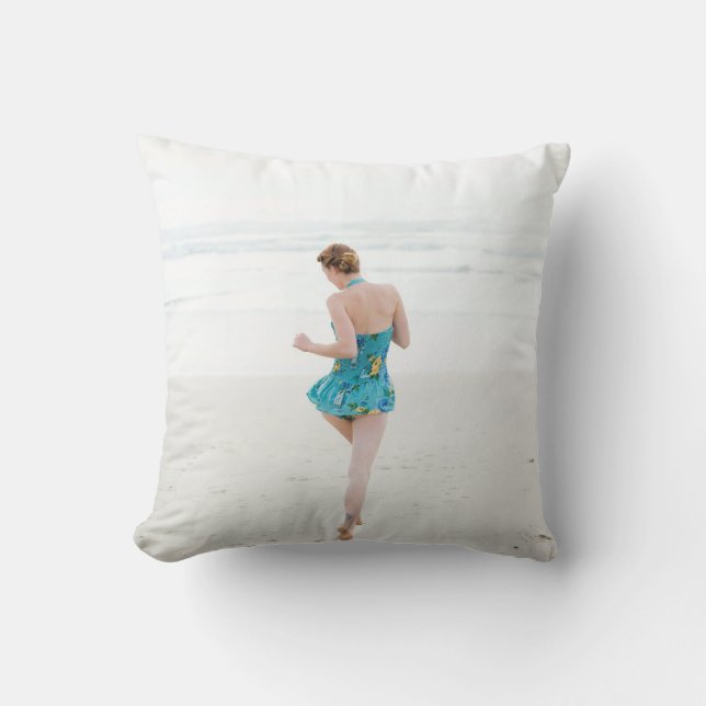 Frauen laufen am Strand Kissen (Vorderseite)