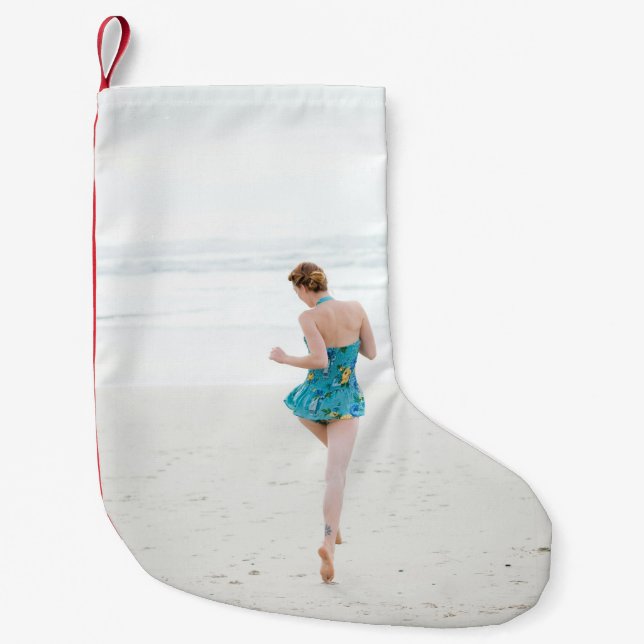 Frauen laufen am Strand Kleiner Weihnachtsstrumpf (Vorderseite)