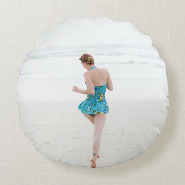 Frauen laufen am Strand Rundes Kissen (Vorderseite)