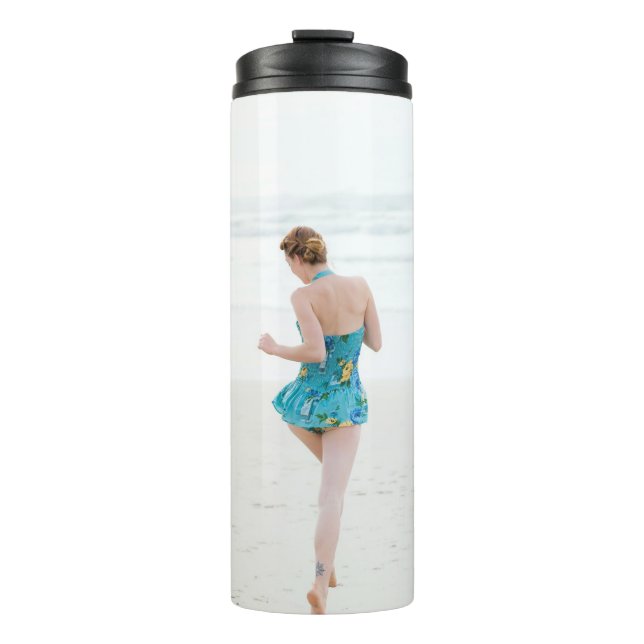 Frauen laufen am Strand Thermosbecher (Vorderseite)