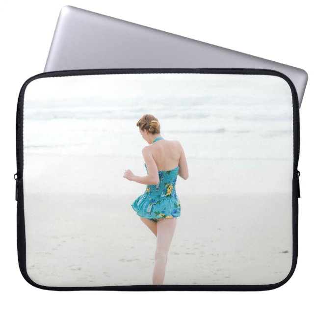 Frauen laufen an der Küste in Strandnähe Laptopschutzhülle (Vorderseite)