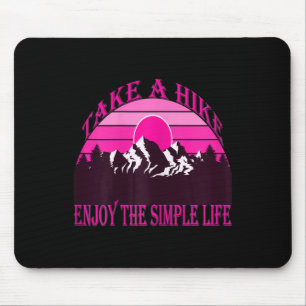 Frauen machen einen Spaziergang, genießen das einf Mousepad