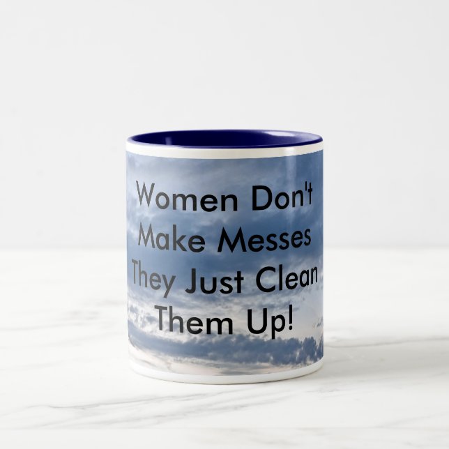 Frauen machen keine Nachrichten Zweifarbige Tasse (Mittel)