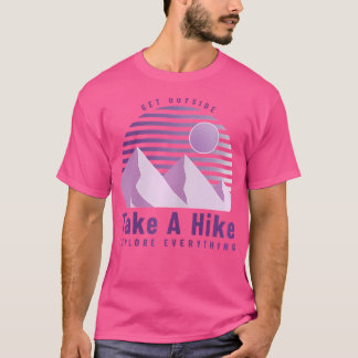 Frauen machen Wanderwege zum Camping im Freien T-Shirt