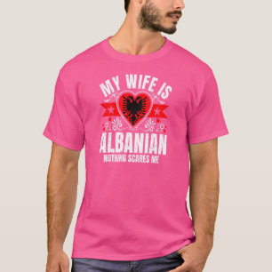 Frauen Meine Ehefrau ist die albanische Flagge Her T-Shirt