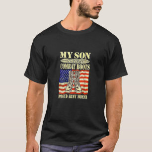 Frauen meinen Sohn trägt Kampfstiefel T-Shirt