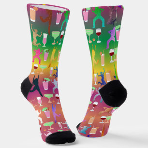 Frauen mit Cocktails-Mustern teilen Socken