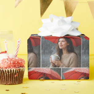 Frauen mit heißem Kaffee-Cup unter einem roten Sch Geschenkpapier