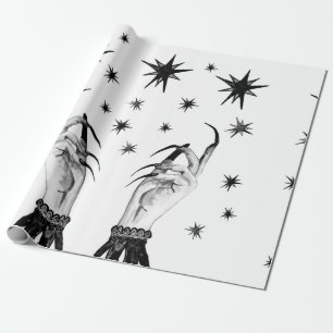 Frauen mit Sternenhimmel, Hexenhand mit Geschenkpapier