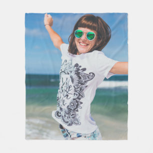 Frauen mit weißem und schwarzem Shirt springen in  Fleecedecke