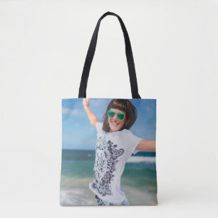 Frauen mit weißem und schwarzem Shirt springen in Tasche