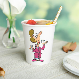 Frauen nehmen Tabletten ein Pappbecher