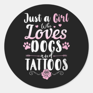 Frauen nur ein Mädchen, das Hunde und Tattoos Lieb Runder Aufkleber
