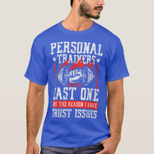 Frauen Personal Trainer, die das letzte Gymnastiks T-Shirt