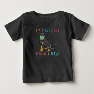 Frauen Rottweiler tragen eine Maske, die einen gut Baby T-shirt
