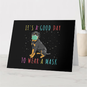 Frauen Rottweiler tragen eine Maske, die einen gut Karte