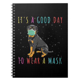 Frauen Rottweiler tragen eine Maske, die einen gut Notizblock