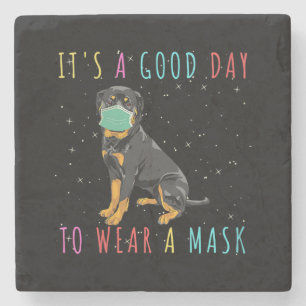 Frauen Rottweiler tragen eine Maske, die einen gut Steinuntersetzer