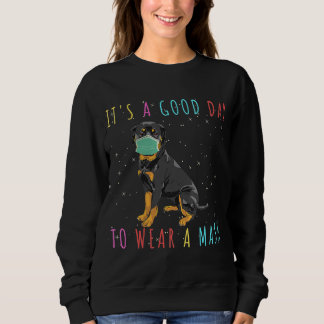 Frauen Rottweiler tragen eine Maske, die einen gut Sweatshirt