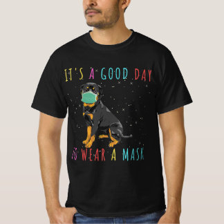 Frauen Rottweiler tragen eine Maske, die einen gut T-Shirt