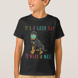 Frauen Rottweiler tragen eine Maske, die einen gut T-Shirt
