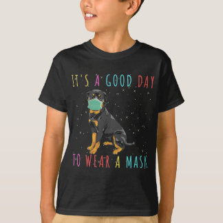 Frauen Rottweiler tragen eine Maske, die einen gut T-Shirt