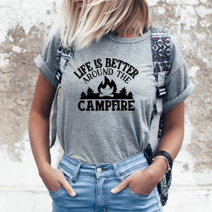 Frauen rund um den T - Shirt des Campfire Campings