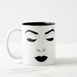 Frauen sehen verschlossenen Augen und machen Schön Zweifarbige Tasse