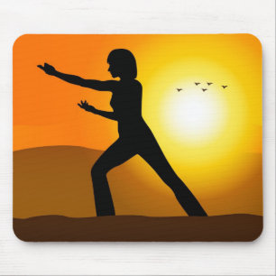 Frauen-Silhouette beim Tai Chi Mousepad