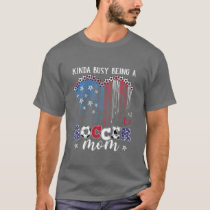 Frauen sind beschäftigt als Fußball-Mama-Fußball-M T-Shirt
