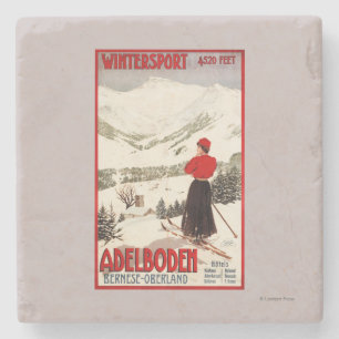 Frauen-Skifahrer, der Adelboden-Plakat übersieht Steinuntersetzer