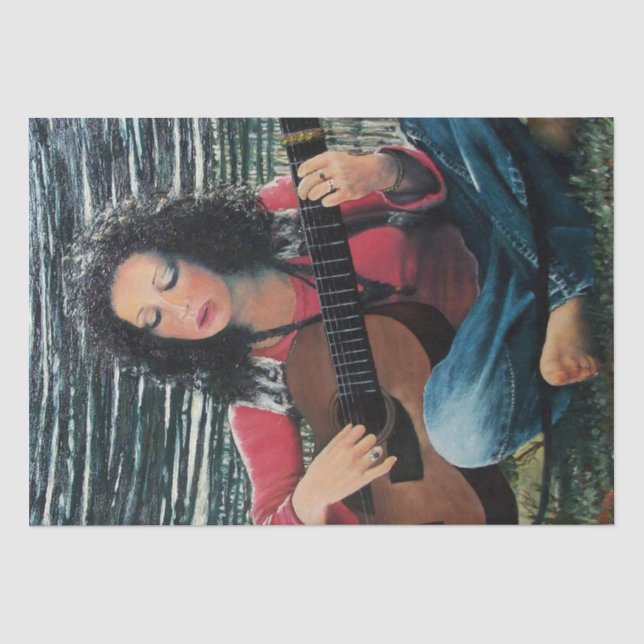 Frauen spielen Musik mit akustischen Gitarrengeweb Seidenpapier (Vorderseite)