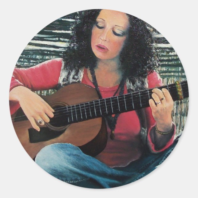 Frauen spielen Musik mit akustischer Gitarre Runder Aufkleber (Vorderseite)
