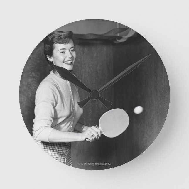 Frauen spielen Tischtennis Runde Wanduhr (Vorderseite)