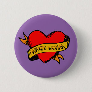 Frauen-Tätowierungs-Knopf Hillary Clinton ekliger Button
